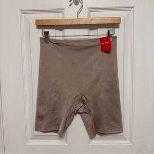 SPANX Simplicity Mid-Thigh Shaper Short Sandcastle NWT Size Large
